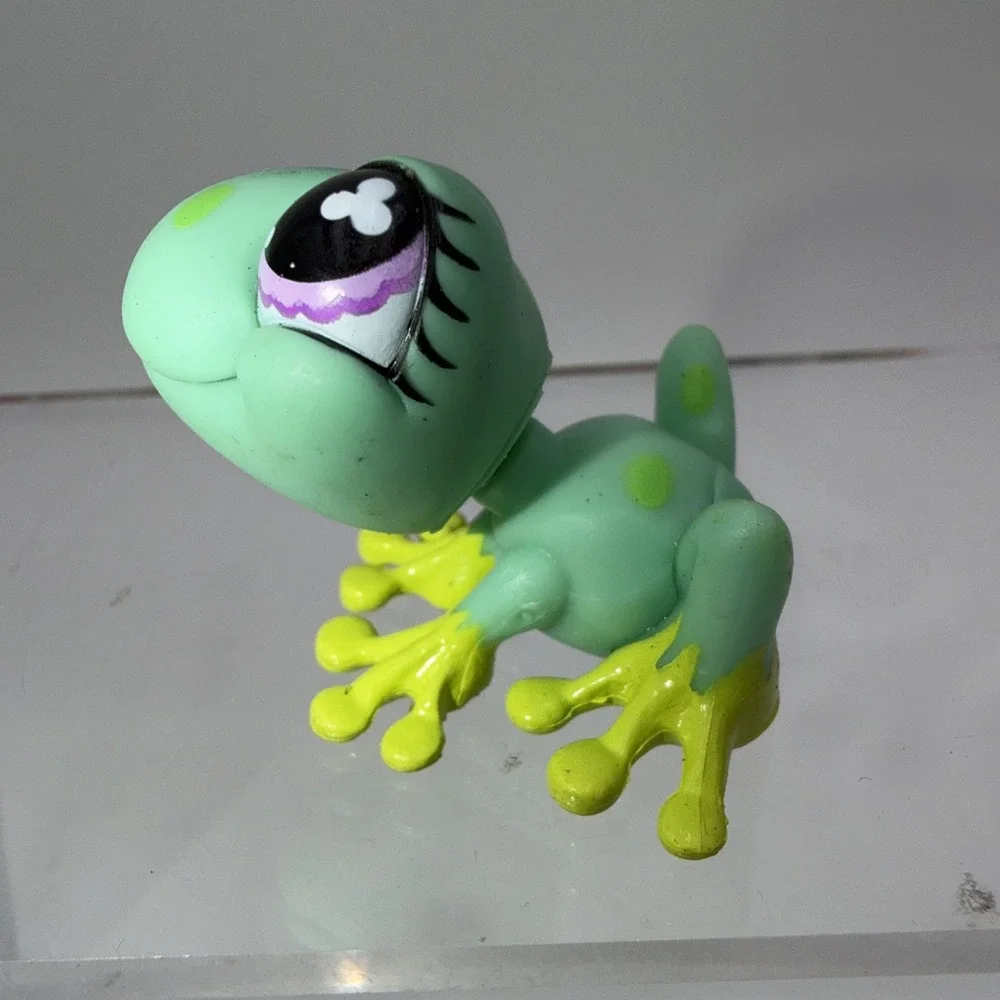 Littlest Pet Shop Frog - #479 - 2007 - Green w neon green feet & purple eyes‎